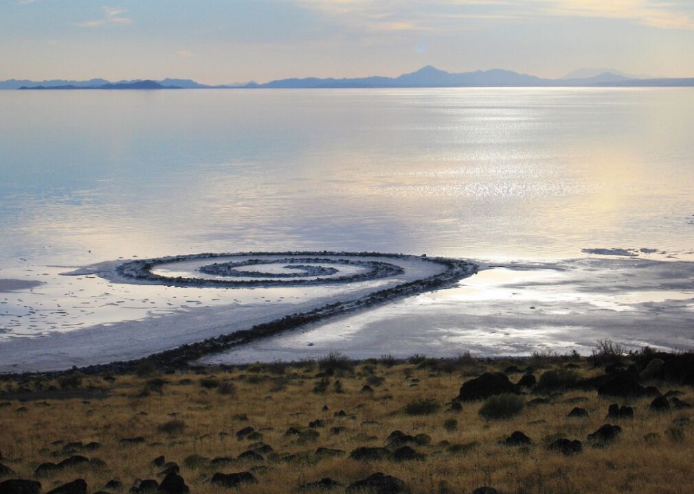 1970: Robert Smithson explores environmental art